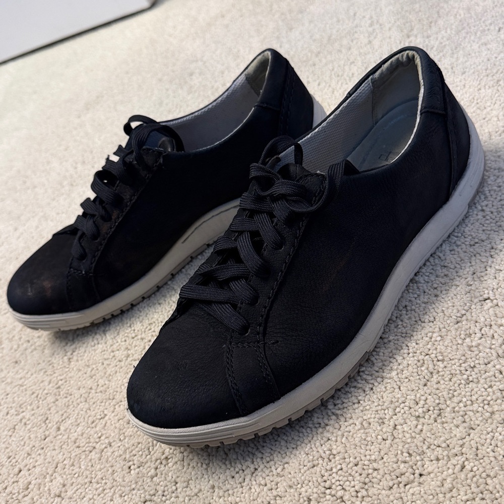 Dansko sz39 women’s Lace Up casual shoe
 Black nubuck